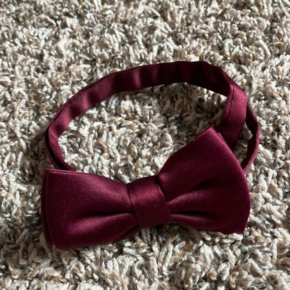 Maroon silk like bow tie - Picture 1 of 2